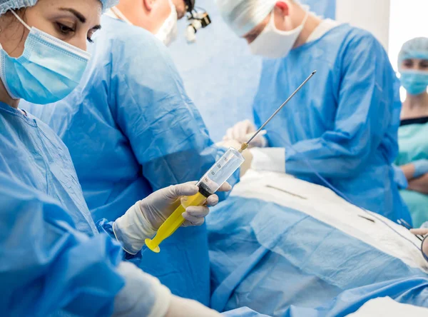 Műtét, hogy távolítsa el a mell, és cserélje ki egy implantátum. — Stock Fotó