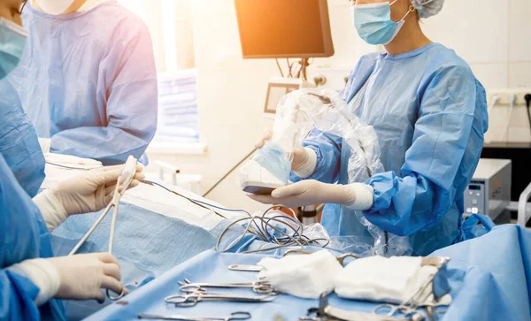 Der Chirurg verwendet während der Brustentfernung ein tragbares Fluoreszenzbildgebungsgerät. — Stockfoto