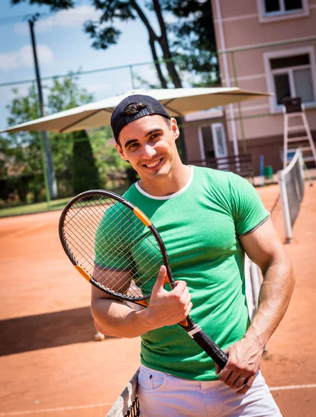 Tenis kortunda genç bir sporcunun portresi. — Stok fotoğraf