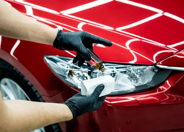 Autoservice-Mitarbeiter trägt Nano-Beschichtung auf ein Detail im Auto auf. — Stockfoto