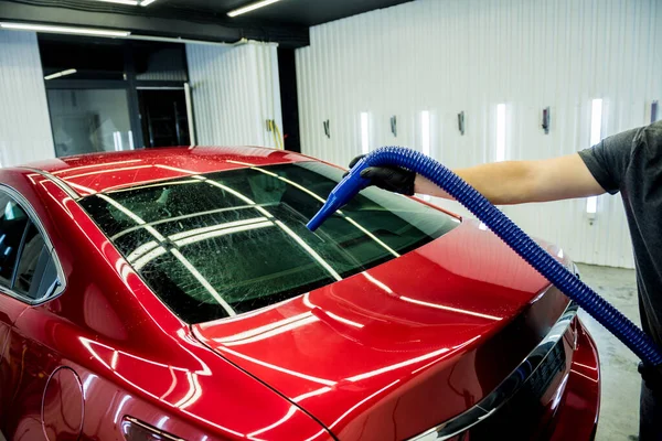 O funcionário de serviço faz a secagem automática do carro depois da lavagem. — Fotografia de Stock