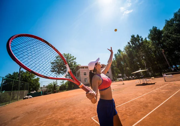 Mujer atlética joven jugando tenis en la cancha. — Foto de Stock