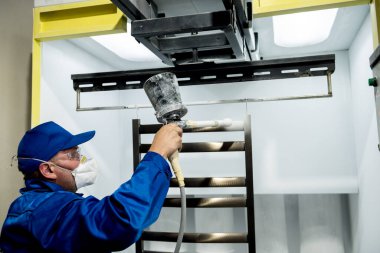 Metalurji fabrikasında metal kaplamaları yapan bir işçi.