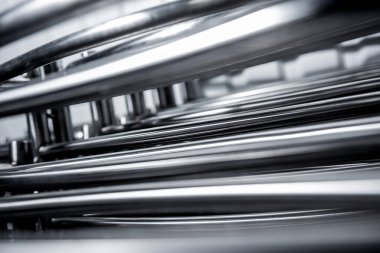 Metal boru inşaatının endüstriyel arka planı.