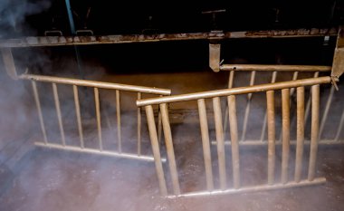 Metal fabrikasında yağ banyosunun alçıları söndürülüyor.