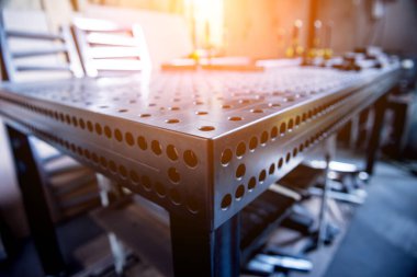 Metal kaynak masası, metal fabrikasında montaj parantezi var.