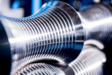 Modern metal fabrikasında metal levha oluşturma makinesi.