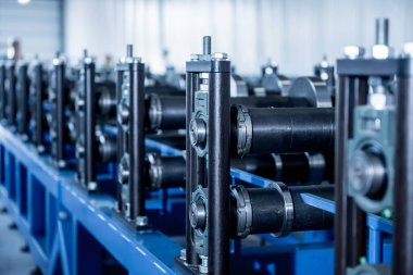 Modern metal fabrikasında metal levha oluşturma makinesi.