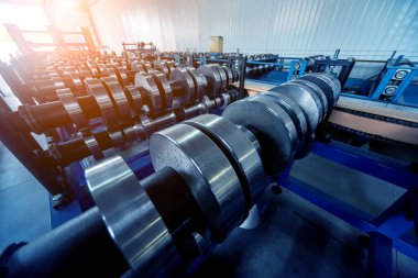 Modern metal fabrikasında metal levha oluşturma makinesi.