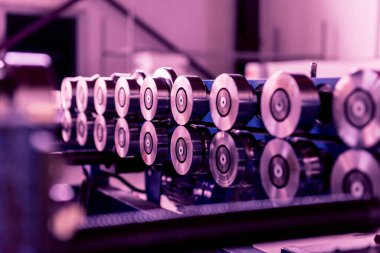 Modern metal fabrikasında metal levha oluşturma makinesi.