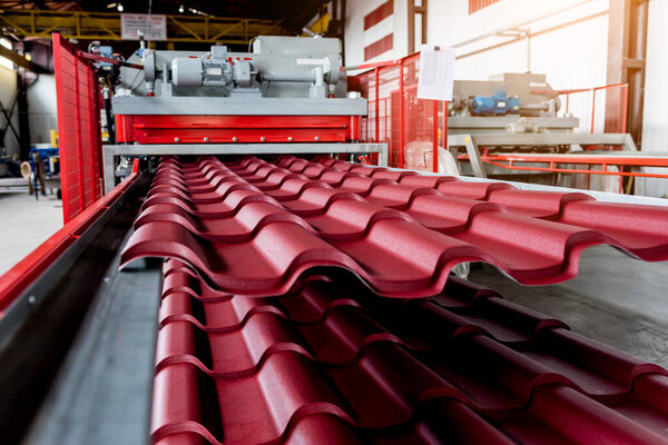 Станок для формования листового металла на современном заводе.