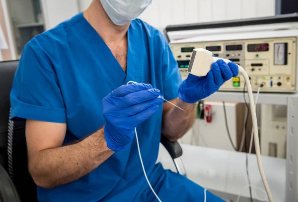 Cardiólogo utiliza tubos y ultrasonido para la ablación del catéter de radiofrecuencia. —  Fotos de Stock