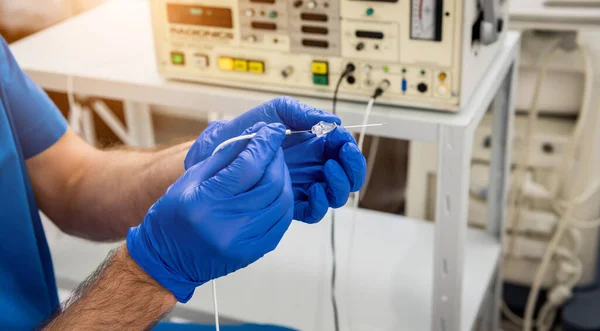 El cardiólogo utiliza tubos para la ablación con catéter de radiofrecuencia. —  Fotos de Stock