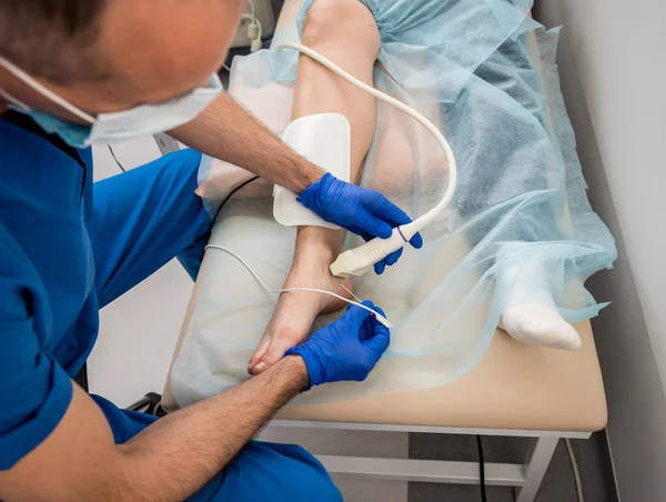 Cardiólogo utiliza tubos y ultrasonido para la ablación del catéter de radiofrecuencia. — Foto de Stock