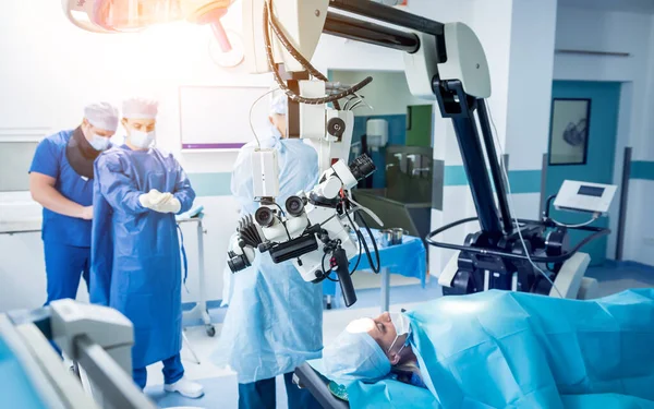 A team of surgeons performing brain surgery to remove a tumor. — Stock Photo, Image