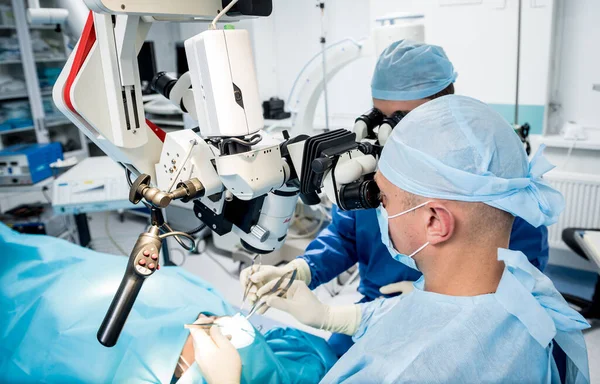 腫瘍を除去する脳手術を行う外科医のチーム. — ストック写真
