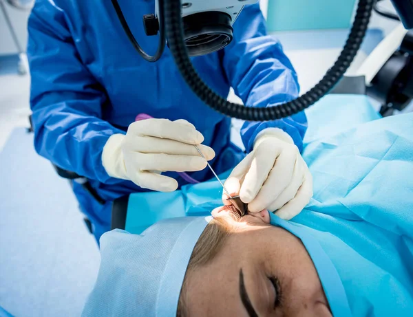 Timpanoplastia para restaurar a integridade da membrana timpânica na mesotimpanite. — Fotografia de Stock