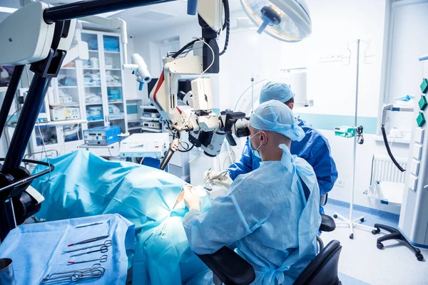 Uma equipe de cirurgiões realizando cirurgia cerebral para remover um tumor. — Fotografia de Stock