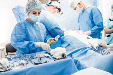 Göğüs kafesini çıkarıp yerine implant takmak için ameliyat..