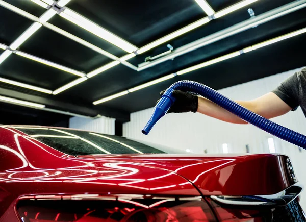 Trabajador de servicio hace secado automático del coche después del lavado. — Foto de Stock