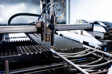 Lazer kesme makinesi borulardaki delikleri kesiyor.