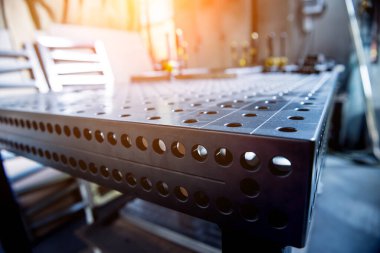 Metal kaynak masası, metal fabrikasında montaj parantezi var.