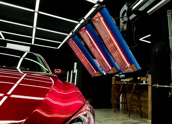 Lámparas infrarrojas para el secado de las piezas de la carrocería del coche después de aplicar excepto recubrimiento brillante —  Fotos de Stock