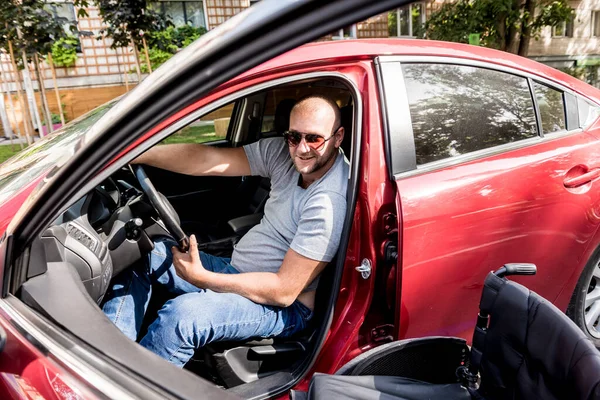 Jovem deficiente no banco dos motoristas de seu carro — Fotografia de Stock