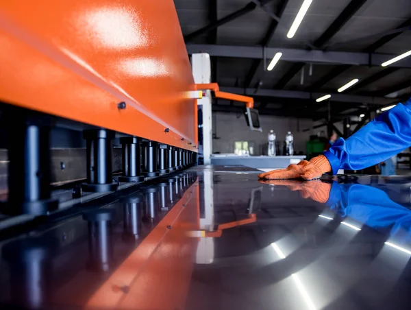 L'opérateur du technicien utilise une machine à cintrer hydraulique — Photo