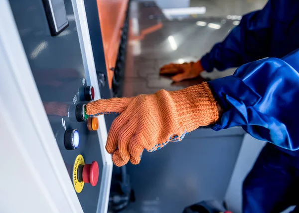 The technician operator use hydraulic bending machine — Stock Photo, Image