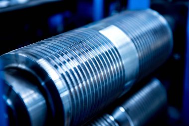 Modern metal fabrikasında metal levha oluşturma makinesi.