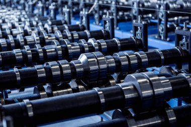 Modern metal fabrikasında metal levha oluşturma makinesi.