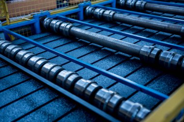 Modern metal fabrikasında metal levha oluşturma makinesi.