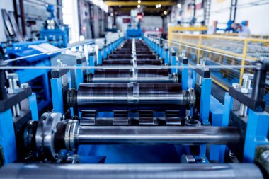 Modern metal fabrikasında metal levha oluşturma makinesi.