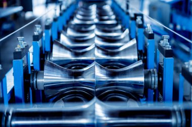Modern metal fabrikasında metal levha oluşturma makinesi.