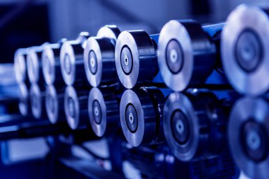 Modern metal fabrikasında metal levha oluşturma makinesi.