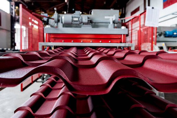 Станок для формования листового металла на современном заводе.