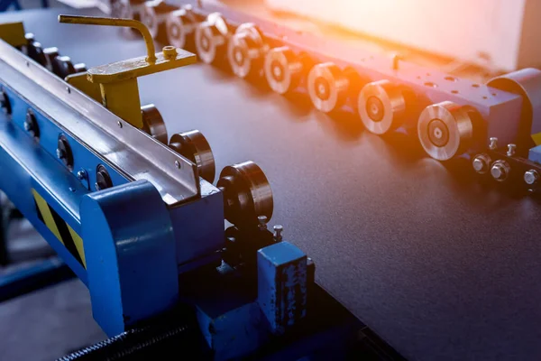 Máquina formadora de chapa metálica en la moderna fábrica de metal. —  Fotos de Stock