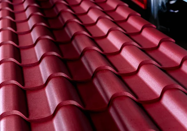 Κόκκινο μεταλλικό φόντο κεραμίδια οροφής με σταγόνες νερού. — Φωτογραφία Αρχείου
