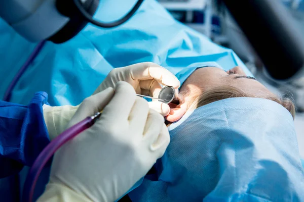 Timpanoplastia para restaurar a integridade da membrana timpânica na mesotimpanite. — Fotografia de Stock