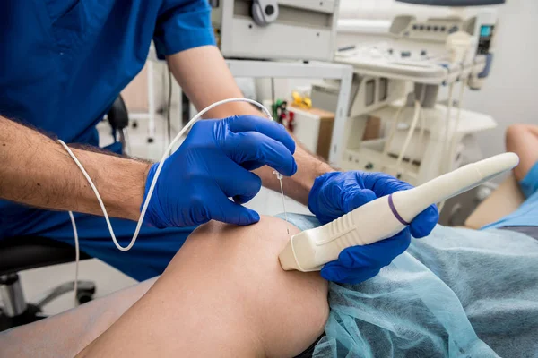 Cardiólogo utiliza tubos y ultrasonido para la ablación del catéter de radiofrecuencia. — Foto de Stock