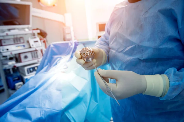 Chirurg voert endoscopische microdiscectomie van hernia intervertebrale schijf. — Stockfoto