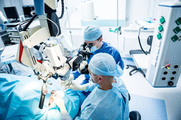 종양을 제거하기 위해 뇌 수술을 하고 있는 일단 의외과 의사들. — 스톡 사진