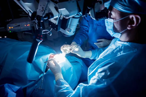 Un equipo de cirujanos que realizan una cirugía cerebral para extirpar un tumor. — Foto de Stock