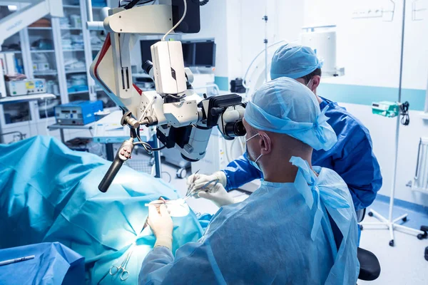 Une équipe de chirurgiens effectuant une chirurgie du cerveau pour enlever une tumeur. — Photo