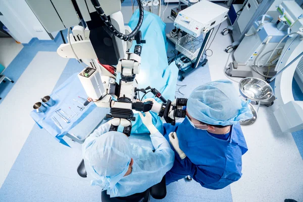 Uma equipe de cirurgiões realizando cirurgia cerebral para remover um tumor. — Fotografia de Stock