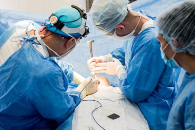 Göğüs kafesini çıkarıp yerine implant takmak için ameliyat..