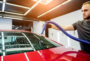 Servis çalışanı arabayı yıkadıktan sonra otomatik olarak kurutur..