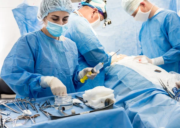 Operation zur Entfernung der Brust und deren Ersatz durch ein Implantat. — Stockfoto