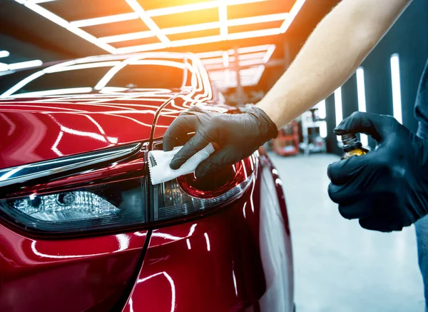 Trabajador de servicio de coches aplicando nano recubrimiento en un detalle del coche. — Foto de Stock